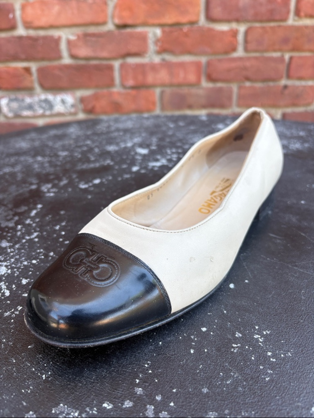 Salvatore Ferragamo Women’s Two-Tone Cap Toe Ballet Flats Cream Black size 7.5 B - Picture 2 of 10